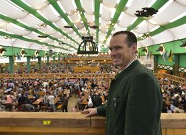 Peter Inselkammer im Armbrustschützenzelt