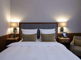 Doppelbett in einem Classic Queen Bett Zimmer