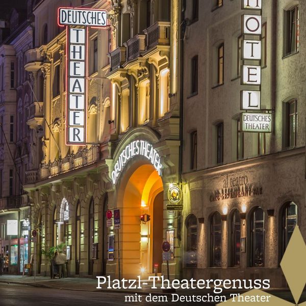 Nachtansicht des Deutschen Theaters München mit beleuchteten Schildern und Hotelfassade an einer belebten Straße