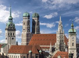 Frauenkirche und Neues Rathaus am Marienplatz in München